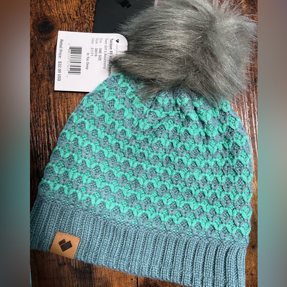 Obermeyer Tucsonfaux fur pom beanie hat NWT 💙